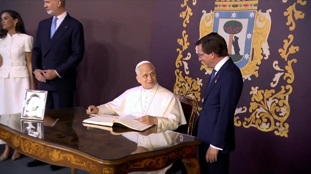 León XIV firma en el libro de visitas del Ayuntamiento de Madrid