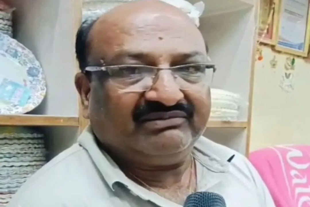 अंबिकापुर में व्यवसायी दंपती को 2 कुत्तों ने डेढ़ घंटे तक दुकान में बनाए रखा बंधक, फिर ऐसे मिली मुक्ति