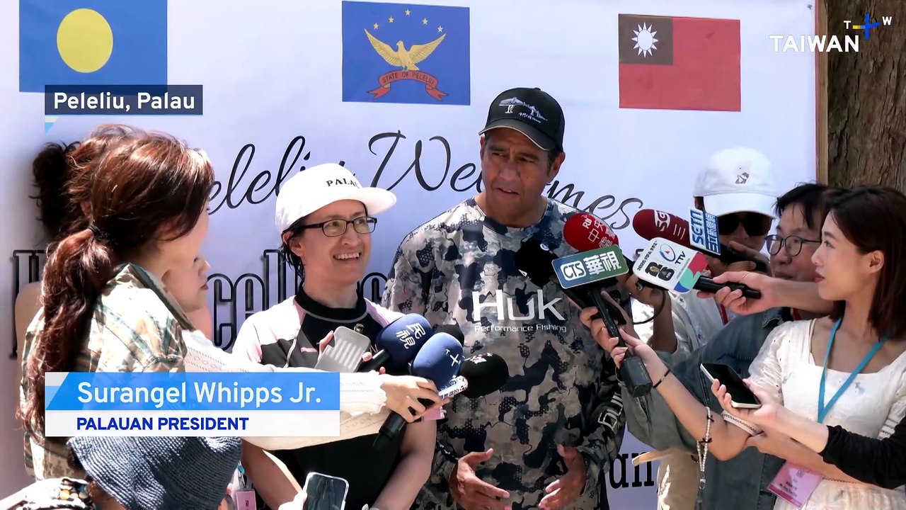 Palau's President Whipps Takes VP Hsiao on a Guided Snorkeling Tour