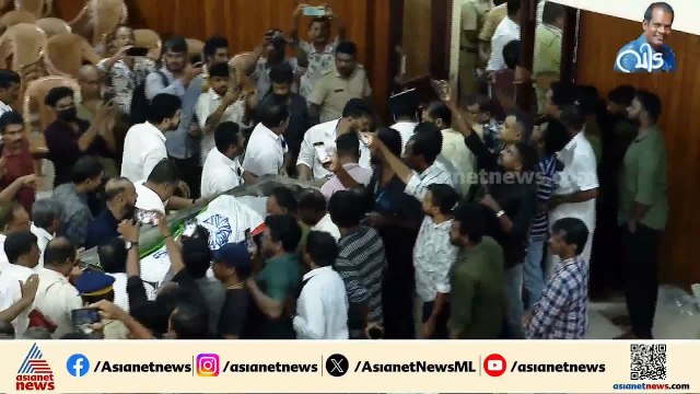 സലിംകുമാറിനെ കോൺഗ്രസ് പതാക പുതപ്പിച്ച് പ്രവർത്തകർ; പറവൂ‍ർ ടൗൺഹാളിലെ പൊതുദർശനം പൂർത്തിയായി