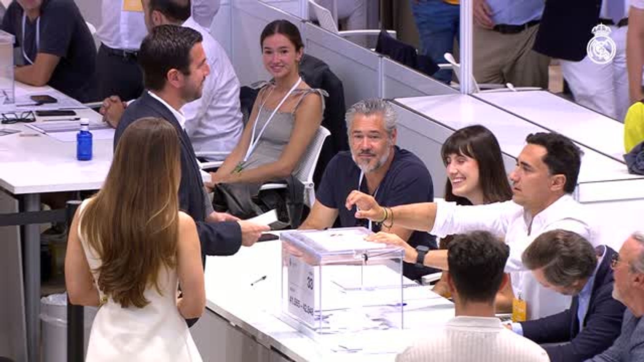 Real Madrid - Riquelme applaudi lors de son vote, une salle plus silencieuse pour Pérez