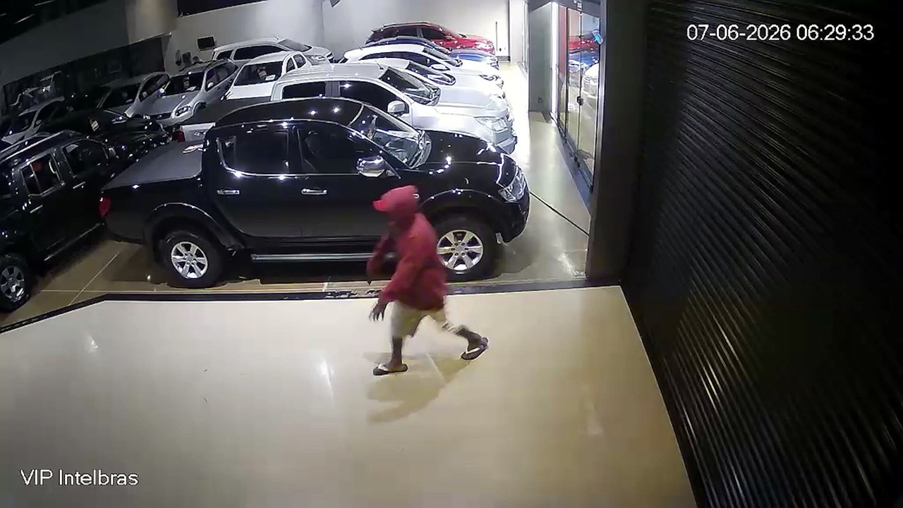 Câmera registra assaltante do facão invadindo loja de carros no Centro