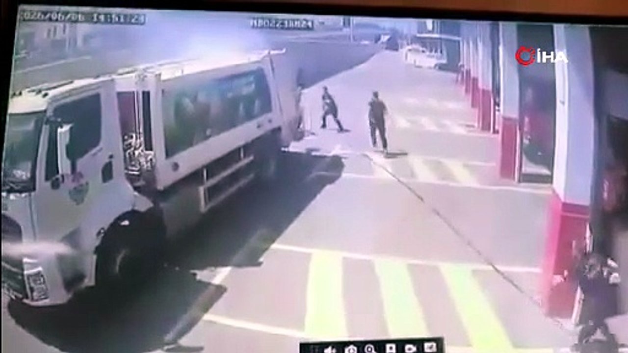 Yalova'da Sürücü, Yanan Çöp Kamyonunu İtfaiyeye Götürdü