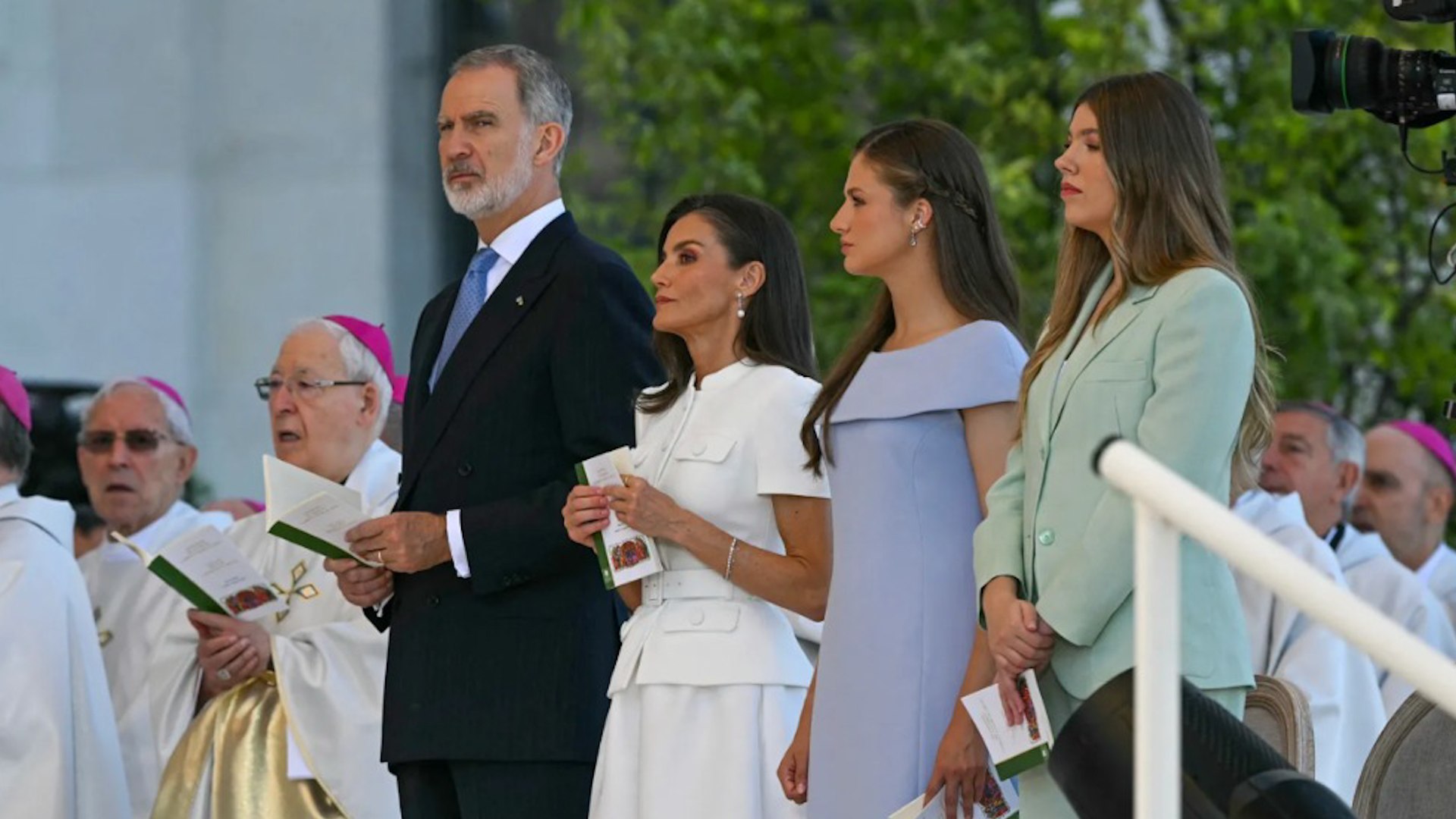 La madrile�a Plaza de Cibeles se ha convertido este domingo en el escenario principal de la Santa Misa del Corpus Christi, oficiada por el Papa Le�n XIV, en una ceremonia multitudinaria que ha reunido a miles de fieles y a numerosas autoridades. Entre los asistentes han destacado Sus Majestades los Reyes, acompa�ados por sus hijas, que han querido participar en esta importante celebraci�n religiosa en pleno coraz�n de la capital.
La jornada dominical ha comenzado temprano para la Familia Real, que se ha desplazado hasta el centro de Madrid desde primera hora de la ma�ana para asistir a la misa solemne. Su presencia se produce tras un s�bado igualmente marcado por la agenda oficial, en el que los monarcas recibieron al Santo Padre en el aeropuerto Adolfo Su�rez Madrid-Barajas, en su llegada a Espa�a, en un acto de car�cter institucional.
Posteriormente, los Reyes acompa�aron al Papa Le�n XIV en una ceremonia de bienvenida celebrada en el Palacio Real, donde se desarroll� parte de la agenda oficial de su visita. En este mismo contexto, antes de la misa del domingo, tuvo lugar uno de los momentos m�s simb�licos de la visita: la entrega de la llave de oro de la ciudad de Madrid al Pont�fice. El alcalde de la capital, Jos� Luis Mart�nez-Almeida, fue el encargado de realizar este gesto protocolario en nombre de la ciudad.