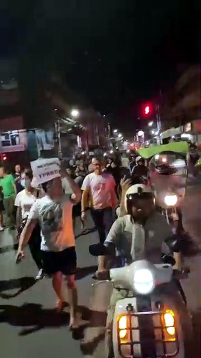 Mga taga Quezon Avenue, naglabasan upang supportahan si dating pangulong Duterte [Full Movie]