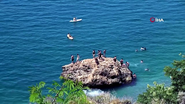 Antalya'da şaşırtan manzara: Bir yanda kar, bir yanda deniz
