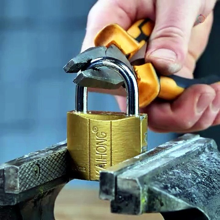 Opening a stubborn padlock 🔒