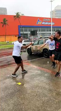 CONFUSÃO! Fábio Mota troca farpas com torcedores do Bahia durante caminhada da Bamor; assista