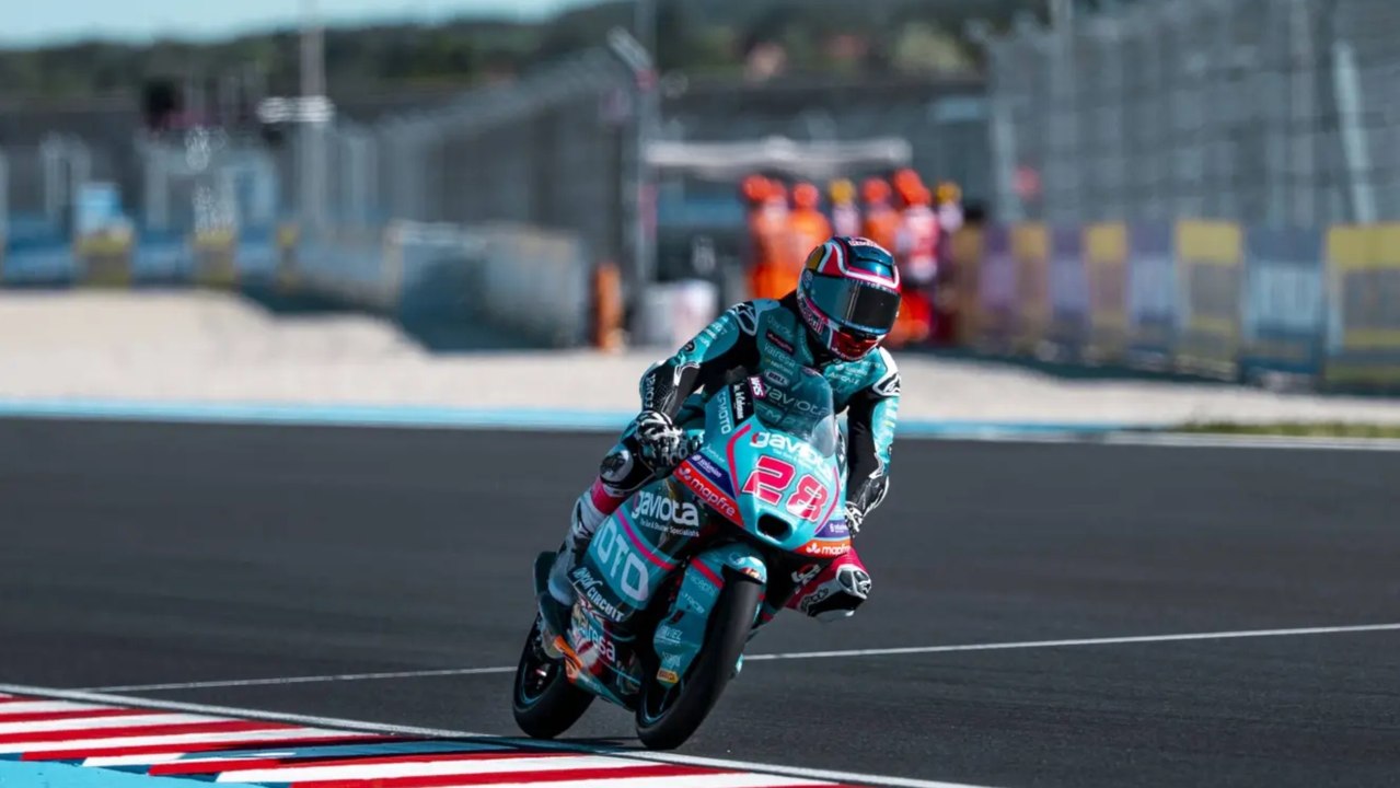 Quiles arrasa en una carrera de Moto3 con un accidente final
