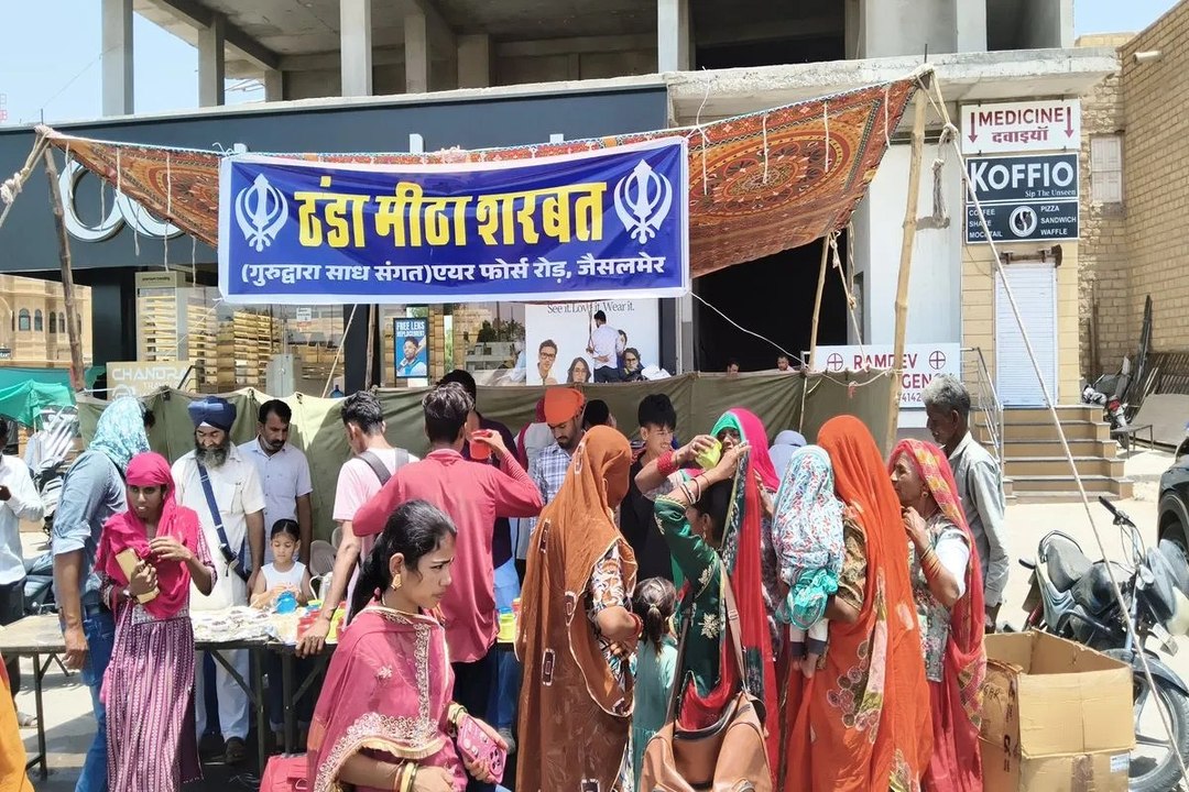 Video: जैसलमेर. हनुमान चौराहा पर राहगीरों के लिए लगाया गया शरबत वितरण केंद्र