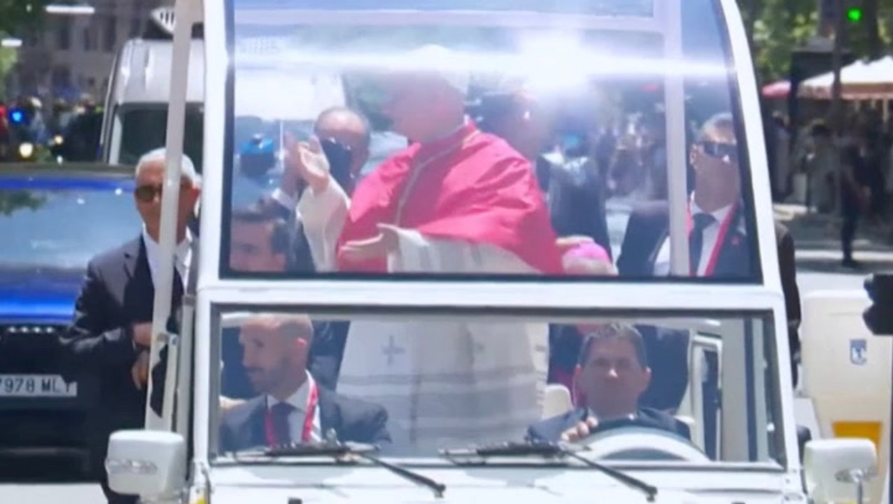 Pope appears to mimic ‘6-7’ gesture during Madrid visit