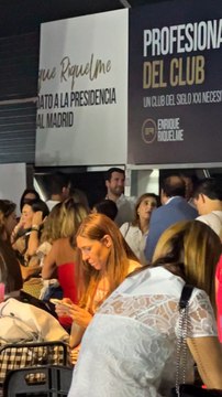 Baño de masas de Enrique Riquelme en su sede electoral