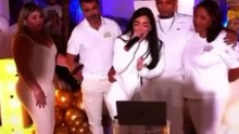 MC Mirela cantando no chá de BB
