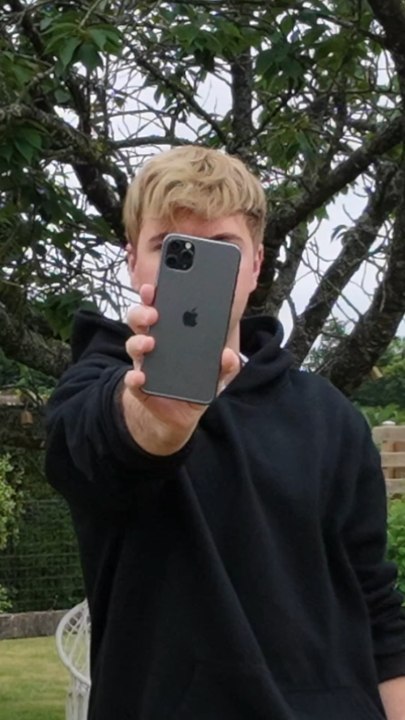 Le plus VIEIL IPHONE compatible Liquid Glass 📲