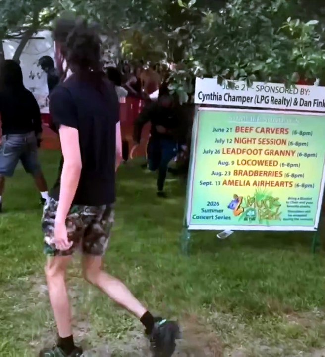 🚨🇺🇸 Au moins 12 personnes ont été blessées par balles près d’un festival à Toledo, dans l’Ohio, selon la police. 🔫⚠️🚑 Les autorités ont ouvert une enquête afin de déterminer les circonstances de la fusillade et d’identifier les responsables. 👮‍♂️🔍