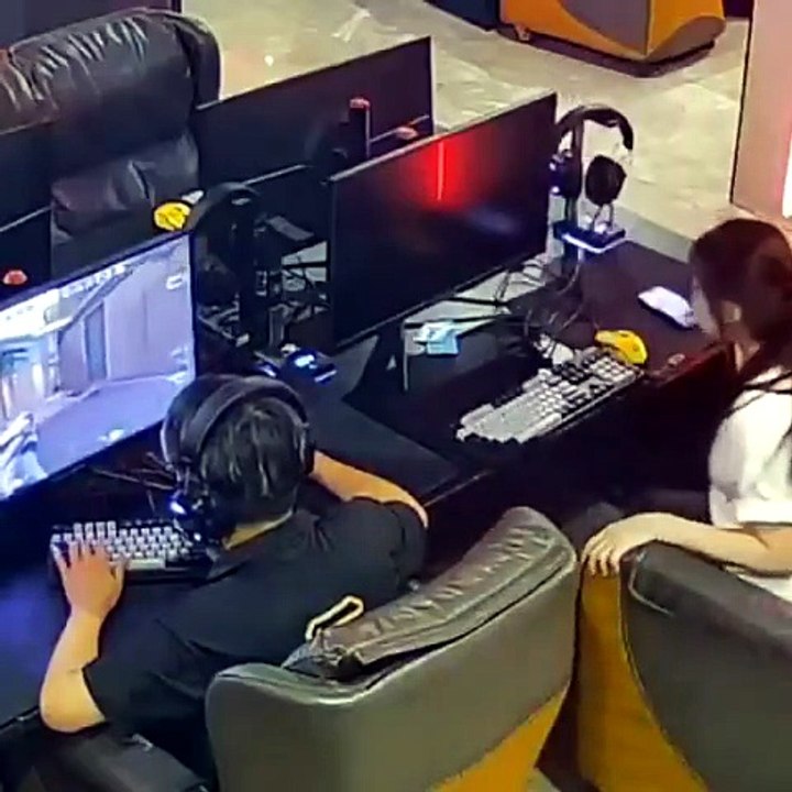 🎮⚡ Une femme dans un cybercafé a branché l’électricité au mauvais endroit... voici la réaction du jeune homme après que cette erreur lui a fait perdre sa partie ! 😱🎯
