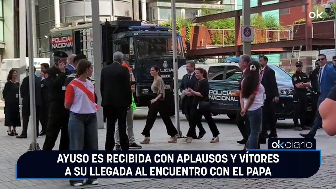 Ayuso es recibida con aplausos y vítores a su llegada al encuentro con el Papa