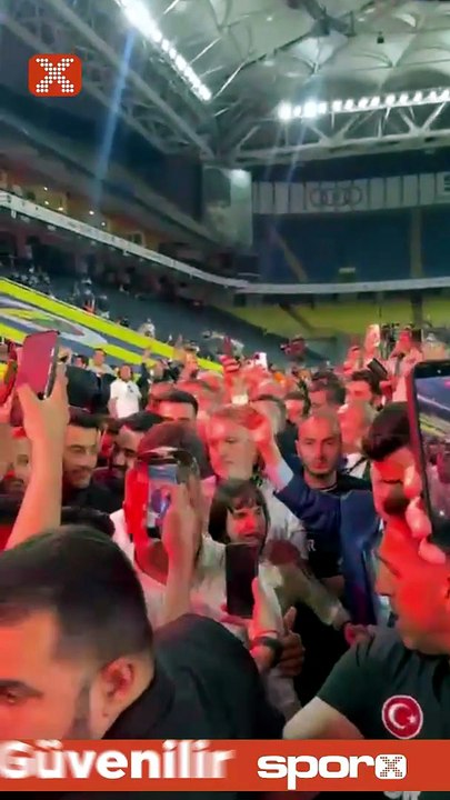 Aziz Yıldırım meşalelerle konuşmaya geldi!