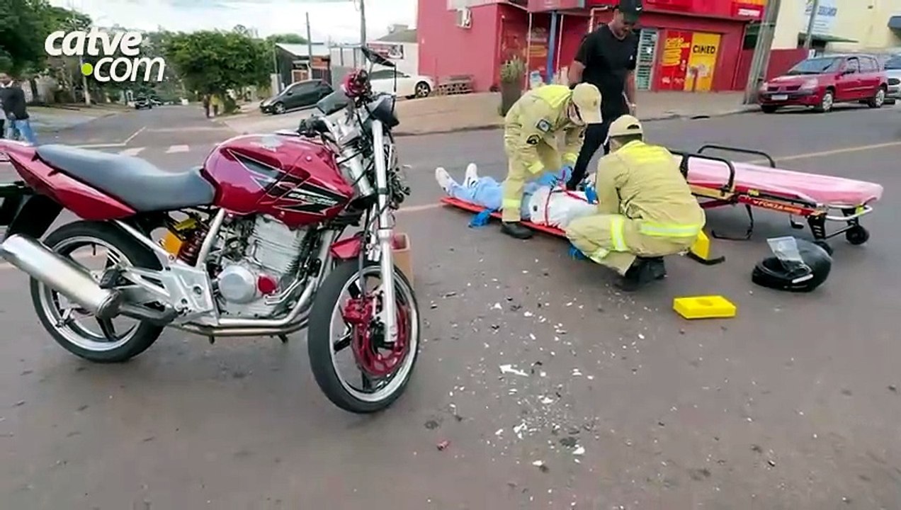 Motociclista fica ferido após batida entre carro e moto no Bairro Santa Cruz