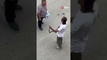 Paniğe sebep olan yılanı eliyle yakaladı