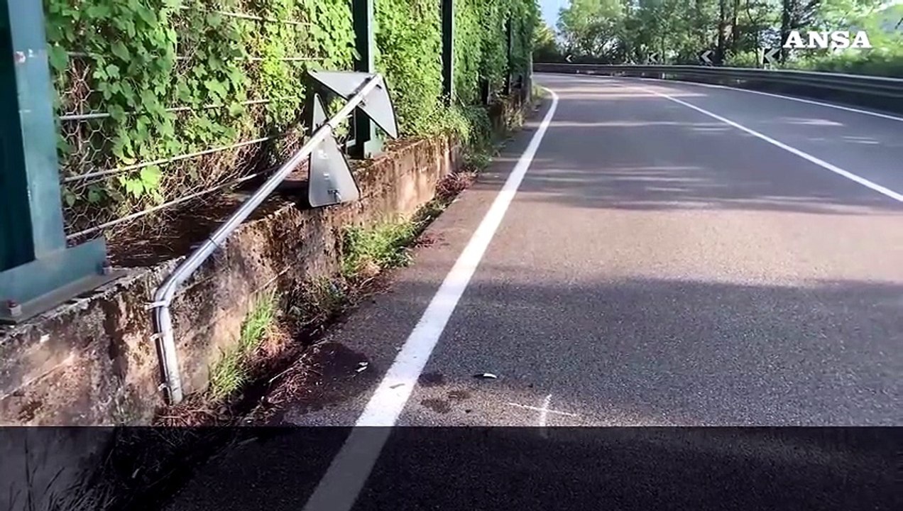 Auto travolge 5 pedoni lungo la statale nel Varesotto, morta 17enne e 4 feriti gravi