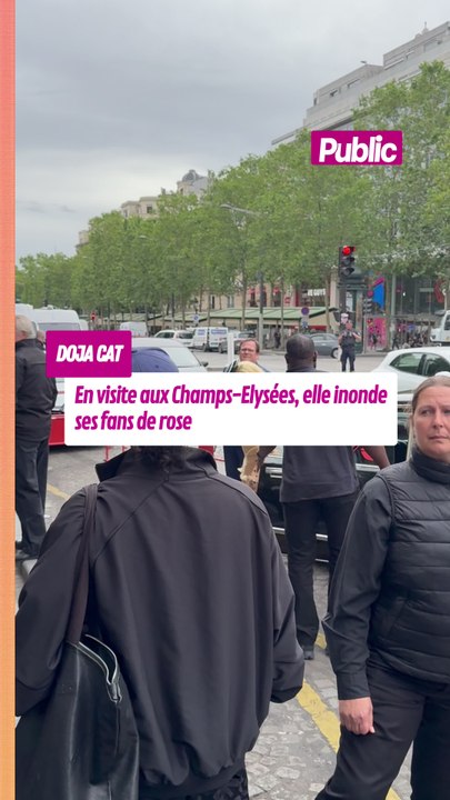 Doja Cat en visite au Sephora des Champs-Élysées. Elle inonde ses fans de roses