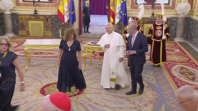 La entrada del Papa al Congreso de los Diputados y el aplauso del hemiciclo