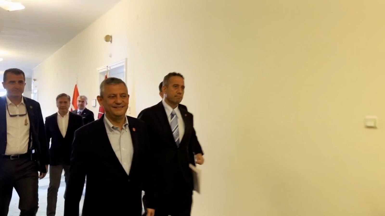 Özgür Özel, grup toplantısı kararı için MYK sonrasını işaret