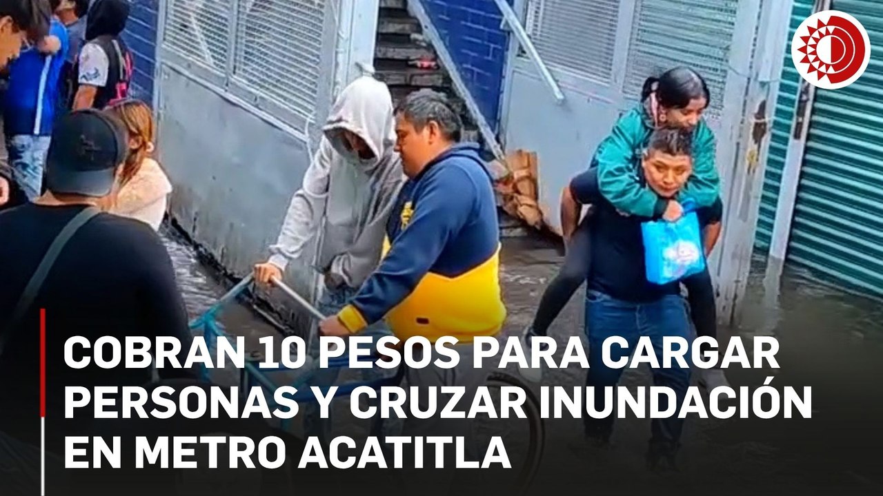 Cobran 10 pesos para cargar personas y cruzar inundación en Metro Acatitla
