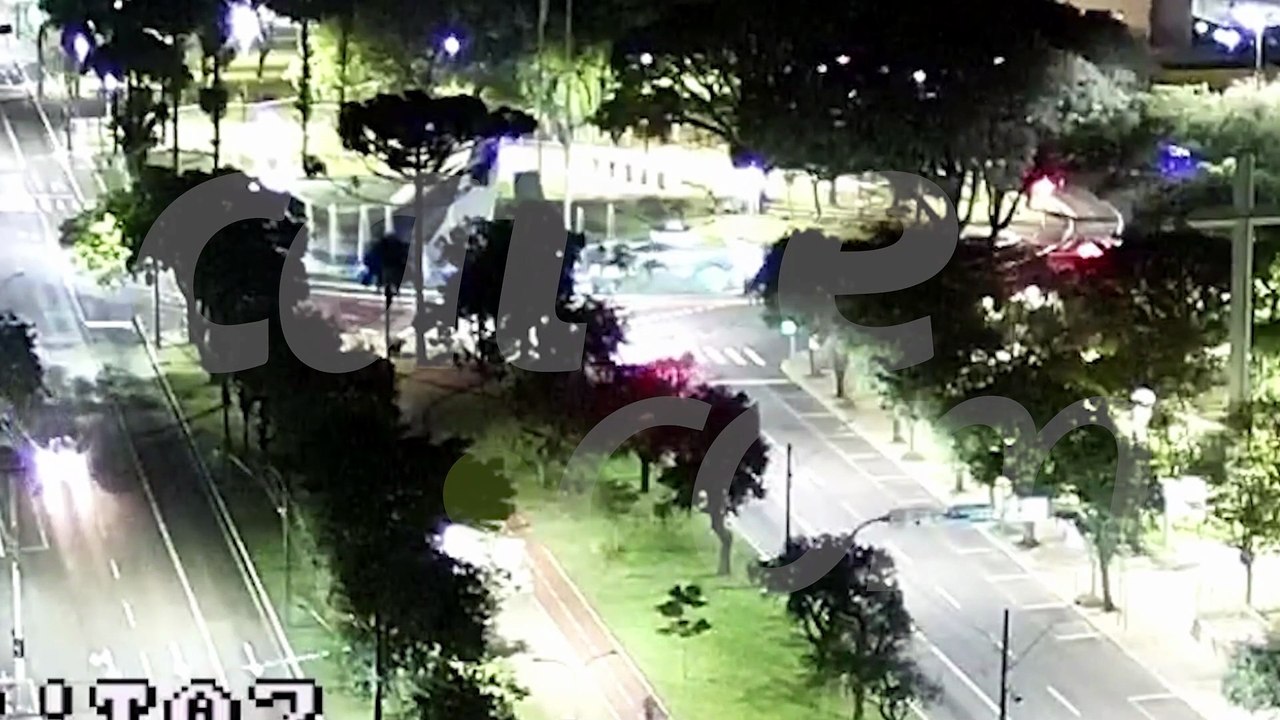 Câmera da CATVE flagra carro invadindo Praça do Migrante em Cascavel