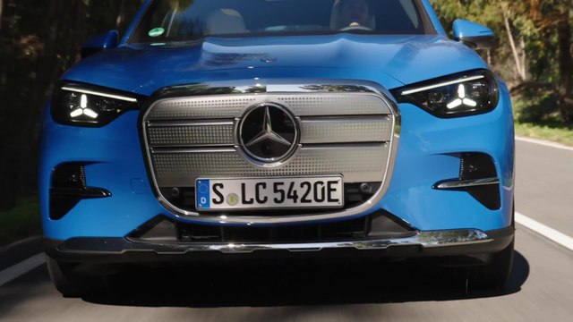 Mercedes-Benz GLC 400 4MATIC with EQ Technology in Sheer blue metallic Driving Video