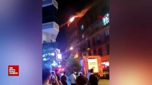 İstanbul'da 4 katlı binanın çatısı alev alev yandı