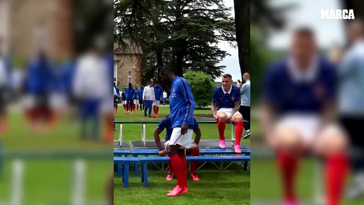 La reacción de Dembélé cuando ve donde le han colocado para la foto oficial de Francia