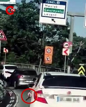 İstanbul Sarıyer’de seyir halinde giderken kullandığı araçtan silah sarkıtan kişi gözaltına alındı. Silah oyuncak çıktı.