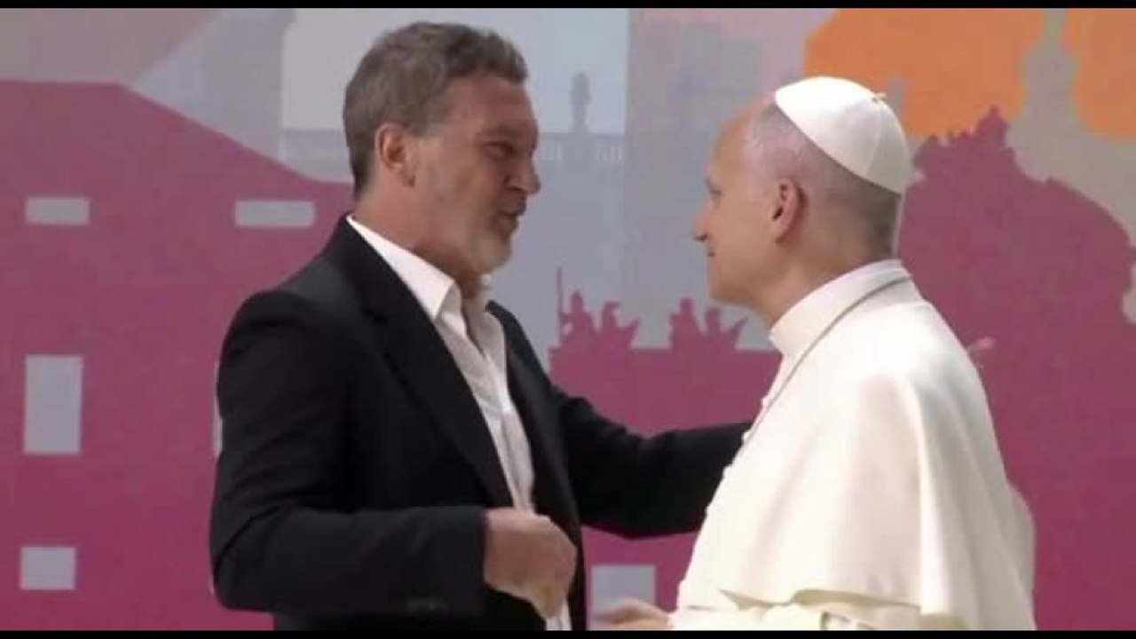 Papa Leone XIV con Antonio Banderas: incontro col mondo della cultura