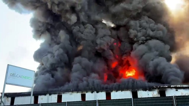 Pisa, maxi incendio alla Delco: l'inferno di fuoco