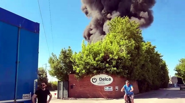 Pisa, maxi incendio alla Delca: le famme viste da vicino