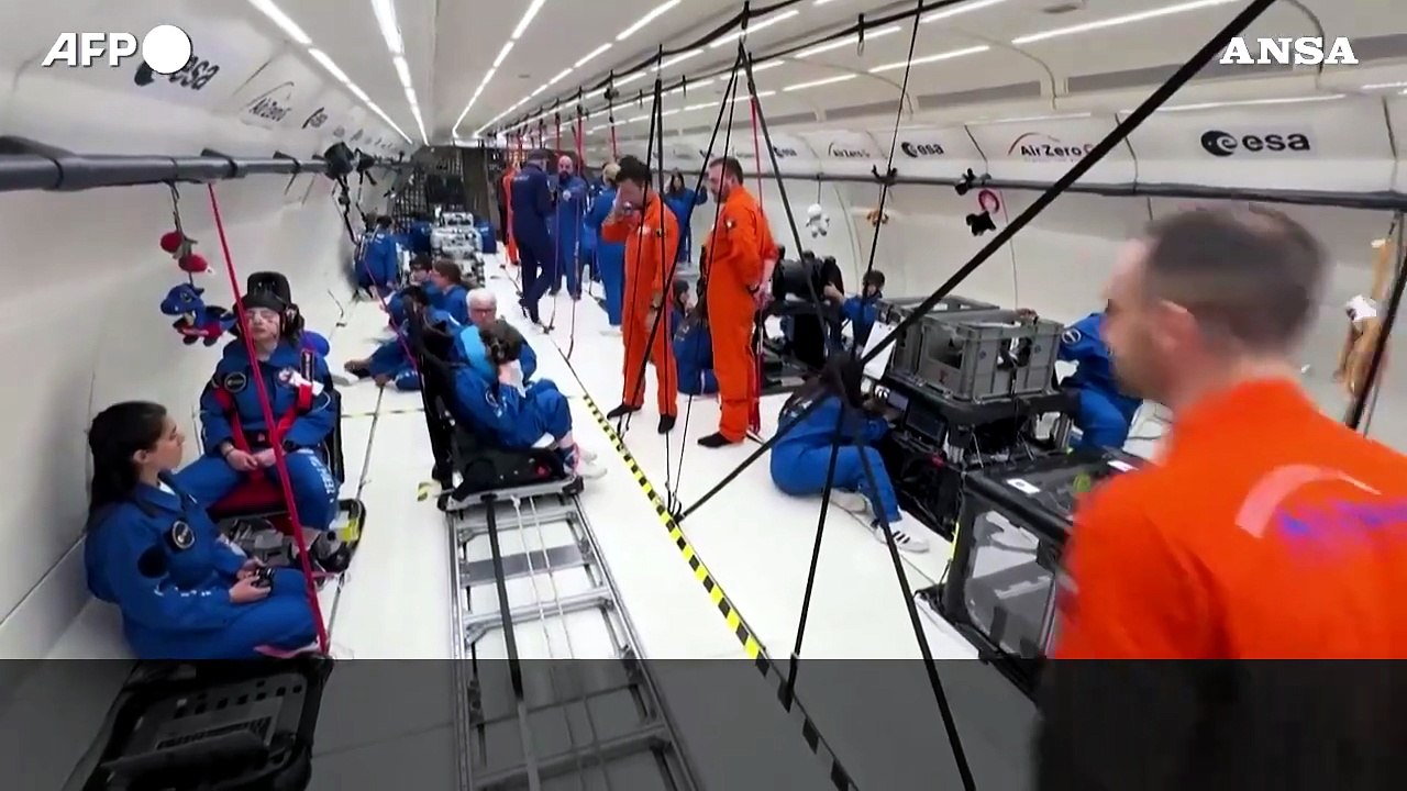 Dentro l'aereo Zero-G, dove gli astronauti si addestrano in assenza di gravita'