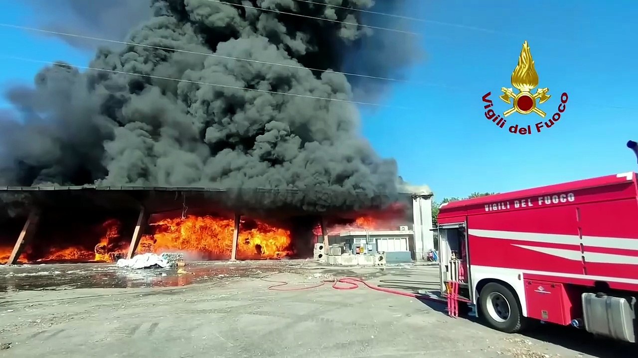 Incendio azienda materiale plastico a Pisa, vigili del fuoco al lavoro