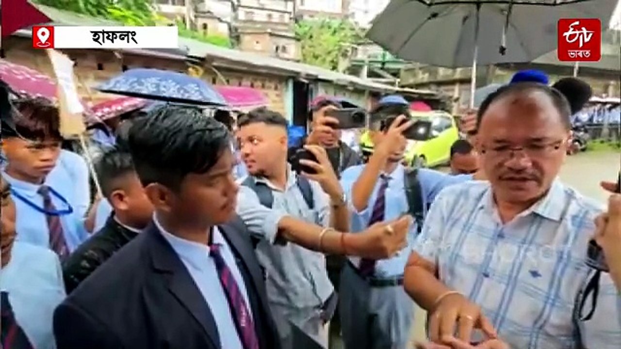 হাফলং মহাবিদ্যালয়ৰ প্ৰৱেশদ্বাৰত তলা ওলোমাই প্ৰতিবাদত শিক্ষাৰ্থী ?