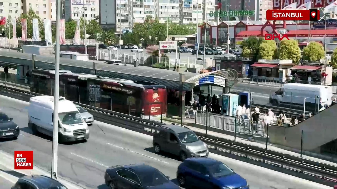 İstanbul'da metrobüste 'yan bakma' kavgası