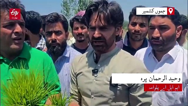 کشمیر:کسانوں کے احتجاج میں پی ڈی پی ارکان اسمبلی بھی شامل، پرہ نے کھیت میں چلایا ٹریکٹر
