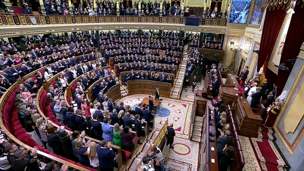 "¡Viva el Papa!": el Congreso se pone en pie para ovacionar a León XIV