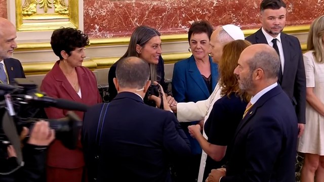 Nogueras 'retiene' al Papa para pedirle que hable catalán en Barcelona