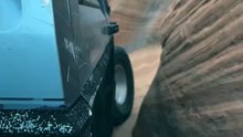 Cette jeep peut grimper ce qu'elle veut