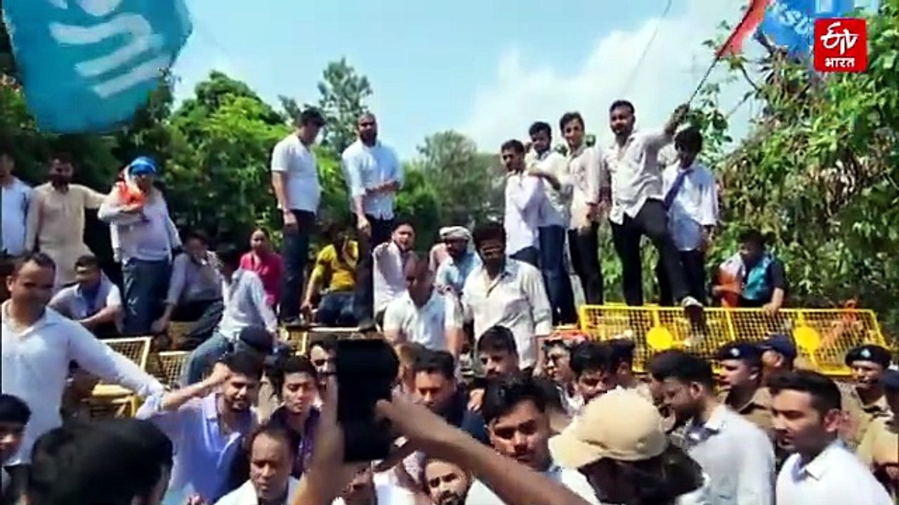 नीट पेपर लीक: दून की सड़कों पर उतरे कांग्रेसी, पुलिस से हुई नोकझोंक, धर्मेंद्र प्रधान का इस्तीफा मांगा