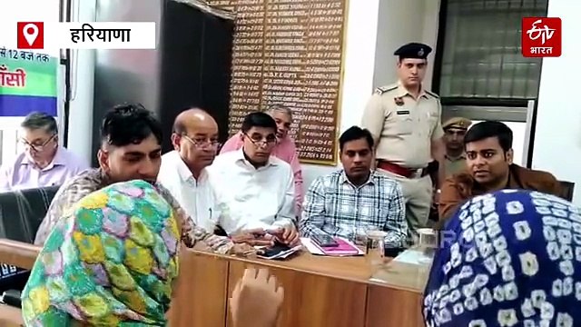 हांसी के समाधान शिविर में फूटा लोगों का गुस्सा, शिकायतकर्ता बोले- तपती धूप में घंटों लाइन में लगे रहे, लेकिन नहीं मिला समाधान