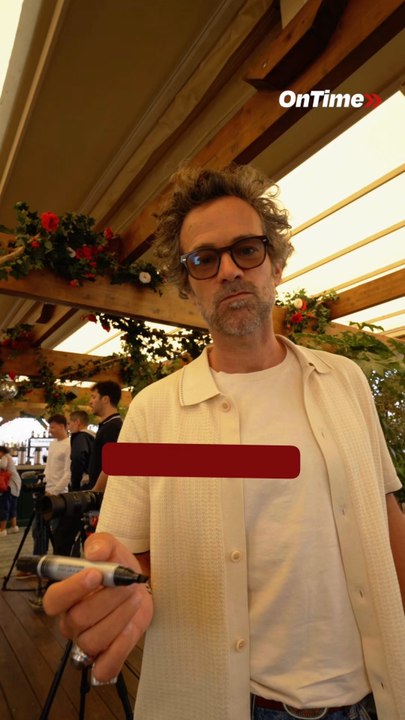 On fait signer notre caméra à Romain Duris 😍