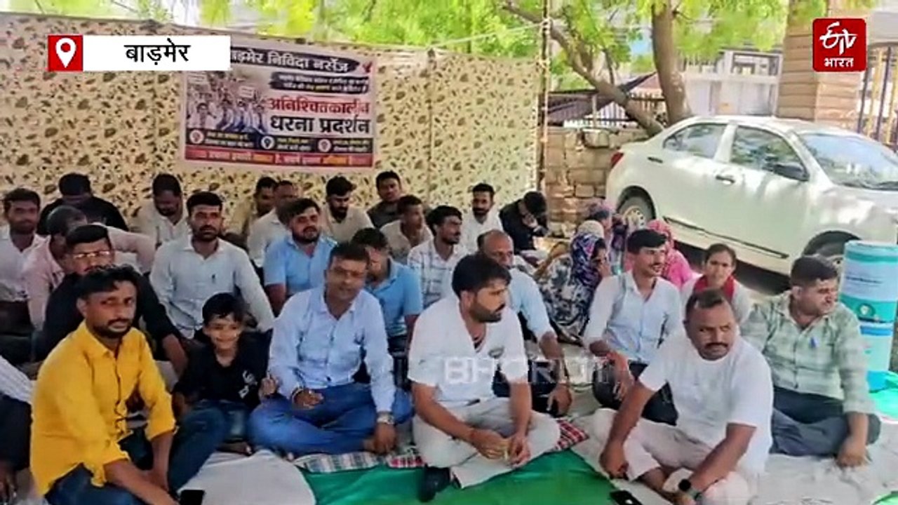 राजकीय जिला अस्पताल में 100 नर्सिंग कर्मचारियों को हटाने पर बढ़ा विवाद, अस्पताल परिसर में अनिश्चितकालीन धरने पर बैठे नर्सिंग कर्मी