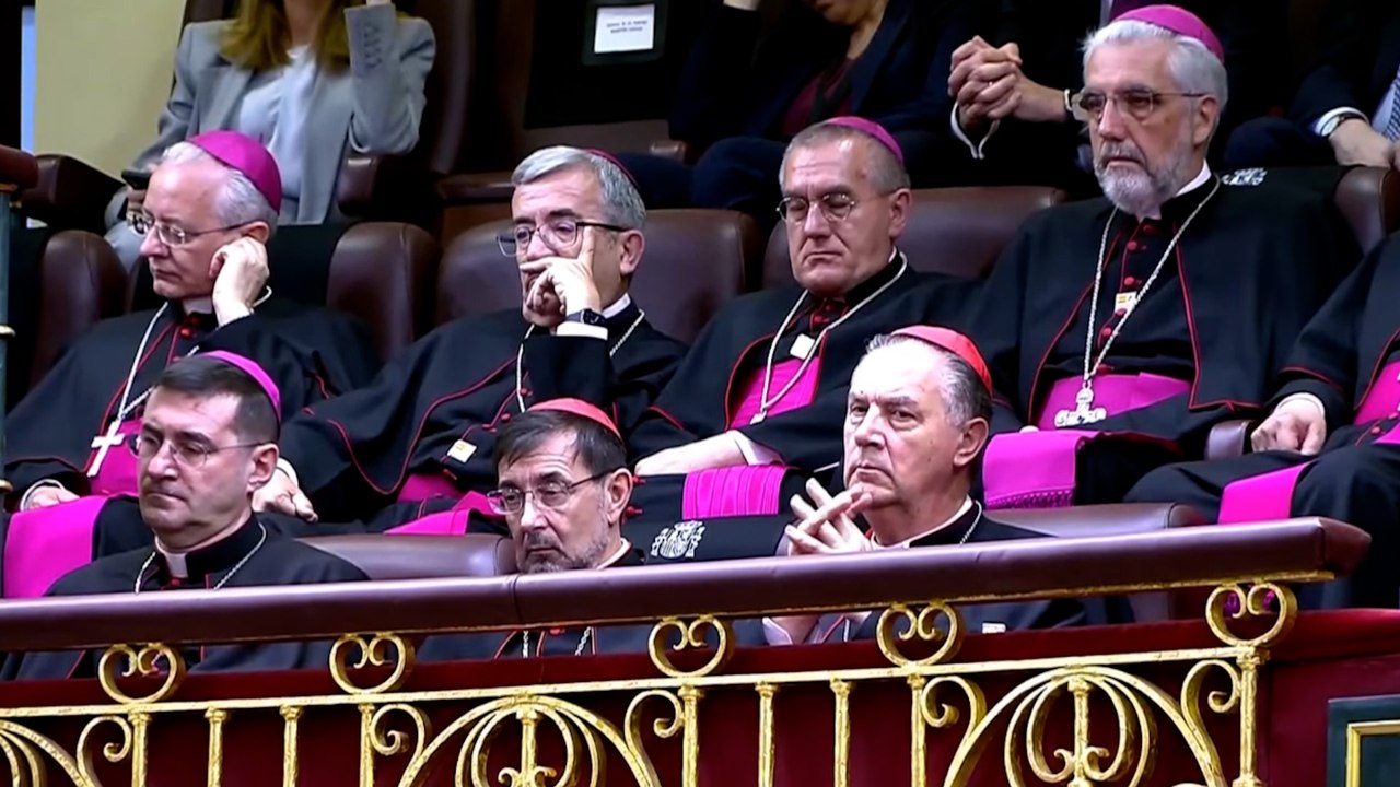 Un miembro del clero parece dar una cabezada durante el discurso del Papa en el Congreso de los Diputados